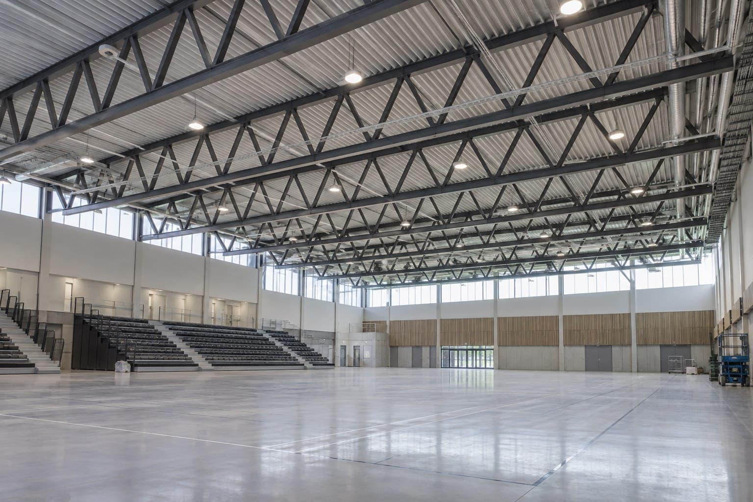 Long-span roof trusses forming a column-free indoor sports hall